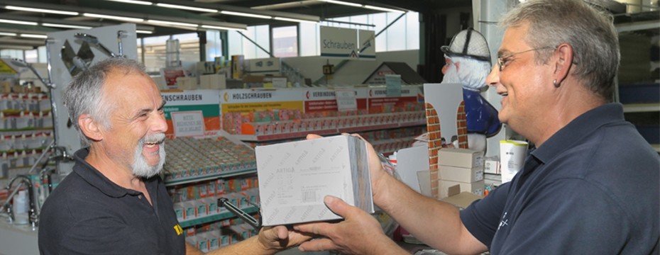 Beratung am Tresen: Mitarbeiter Rettig & Köhler im Gespräch mit Kunde